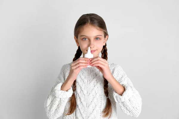 Άρρωστο Κοριτσάκι Που Χρησιμοποιεί Ρινικό Σπρέι Λευκό Φόντο — Φωτογραφία Αρχείου