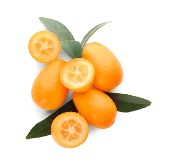 Kumquats Maduros Frescos Com Folhas Verdes Fundo Branco Vista Superior — Fotografia de Stock