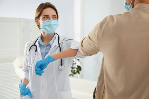 Legen Pasienten Tar Albuemuskler Stedet Håndtrykk Klinikken Hilsen Covid Pandemien – stockfoto