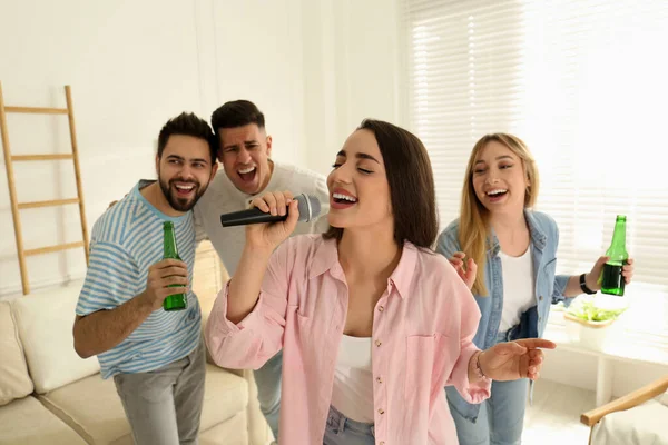 Ung Kvinna Sjunger Karaoke Med Vänner Hemma — Stockfoto