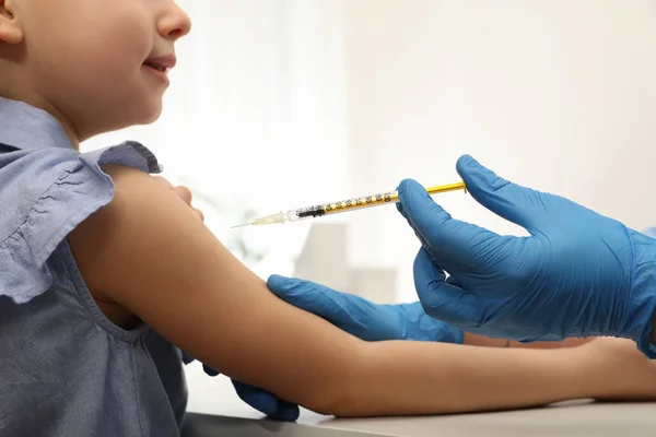 Médecin Injectant Une Petite Fille Hôpital Gros Plan Concept Immunisation — Photo