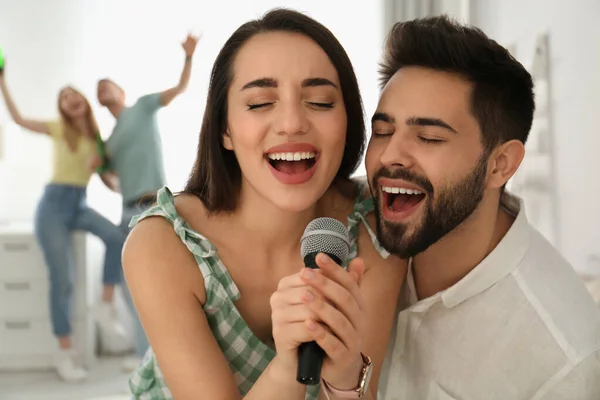 Pareja Feliz Cantando Karaoke Con Amigos Casa — Foto de Stock
