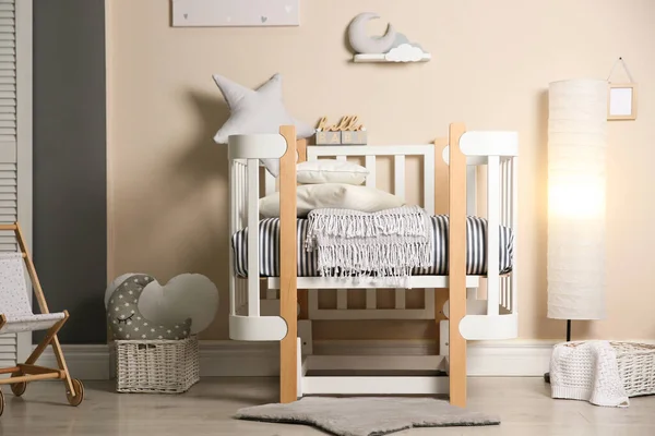 Leuke Babykamer Interieur Met Moderne Wieg Speelgoed — Stockfoto