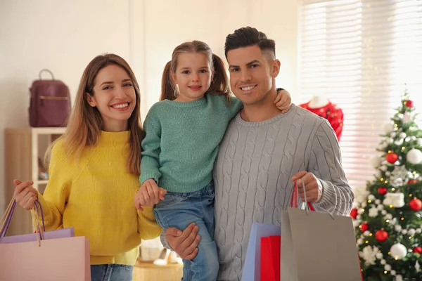 幸せな家族は店でクリスマスショッピングをしている — ストック写真