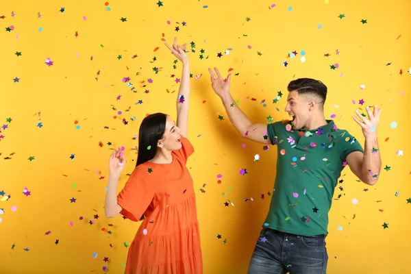 Pareja Feliz Confeti Cayendo Sobre Fondo Amarillo — Foto de Stock