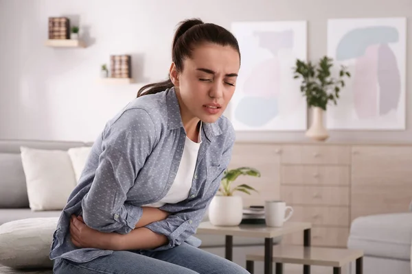 自宅で胃の痛みに苦しむ若い女性 食中毒 — ストック写真