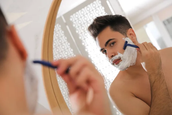 Beau Jeune Homme Rasage Avec Rasoir Près Miroir Dans Salle — Photo