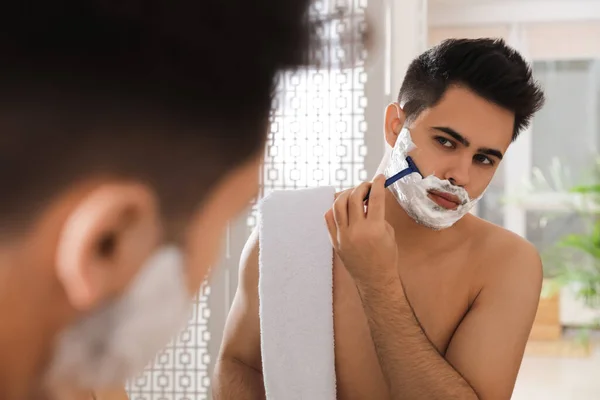 Beau Jeune Homme Rasage Avec Rasoir Près Miroir Dans Salle — Photo