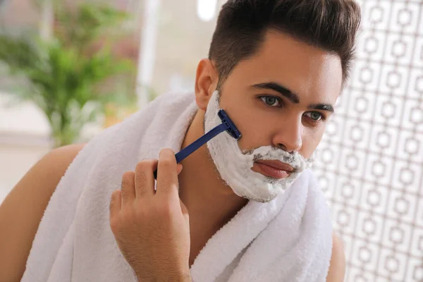 Handsome Young Man Shaving Razor Bathroom — Stock Photo, Image