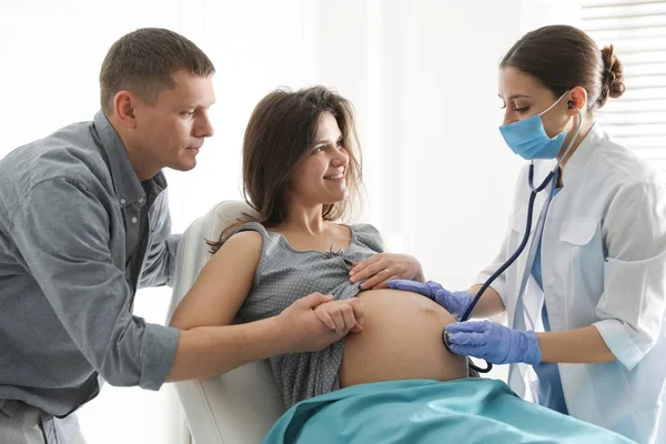 Medico Esaminando Donna Prima Dare Alla Luce Bambino Ospedale Maternità — Foto Stock