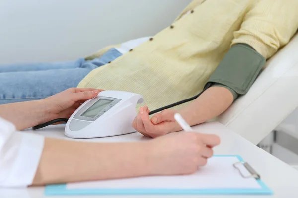 Médico Revisando Presión Arterial Mujer Clínica Primer Plano — Foto de Stock