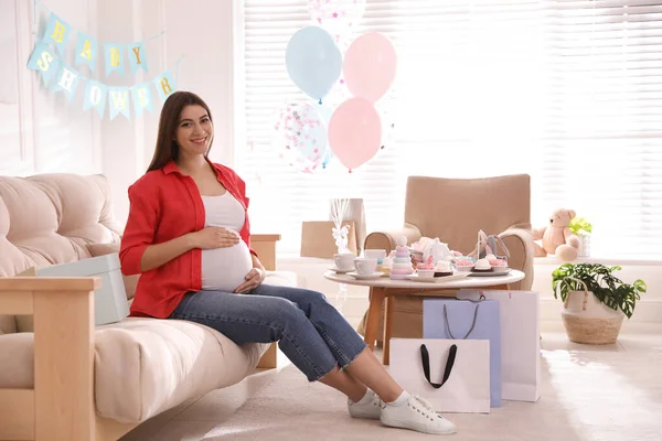 Szczęśliwa Kobieta Ciąży Pokoju Urządzone Dla Baby Shower Party — Zdjęcie stockowe