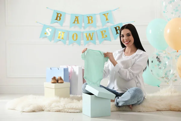 Lycklig Gravid Kvinna Som Håller Onesie Rummet Inredda För Baby — Stockfoto