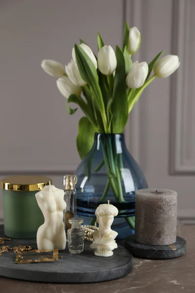 Schöne Skulpturale Kerzen Blumen Und Dekor Auf Grauem Tisch — Stockfoto