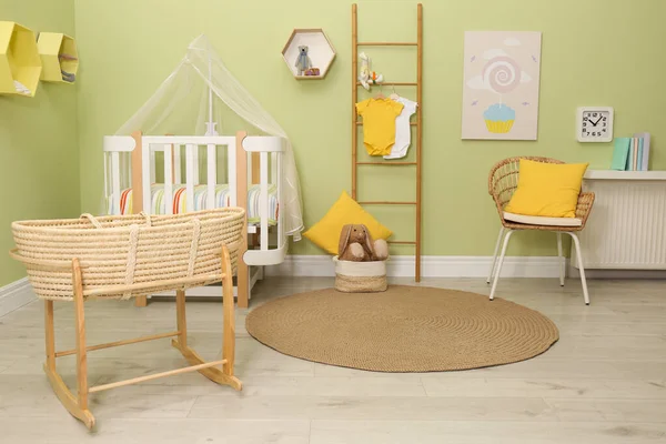 Baby Room Εσωτερικό Κομψά Έπιπλα Και Λυγαριά Λίκνο — Φωτογραφία Αρχείου