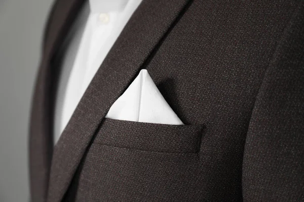 Hombre Con Pañuelo Bolsillo Del Pecho Traje Sobre Fondo Gris — Foto de Stock