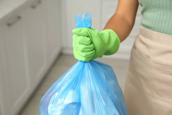 Mulher Segurando Saco Lixo Completo Casa Close — Fotografia de Stock