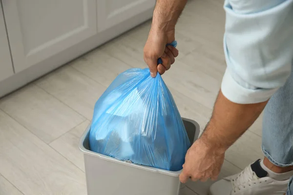 Homem Levando Saco Lixo Para Fora Lixo Casa Close — Fotografia de Stock