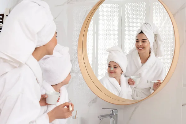 Jeune Mère Appliquant Masque Sur Visage Fille Près Miroir Dans — Photo