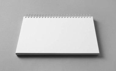 Gri arkaplandaki boş defter. Tasarım için model