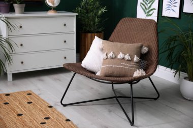 Modern odada yumuşak yastıklı rahat hasır koltuk. İç tasarım