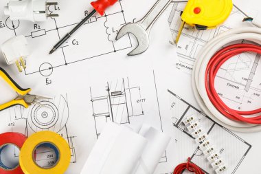 Ev planı tablolarında elektrikçinin aletleriyle düz konum