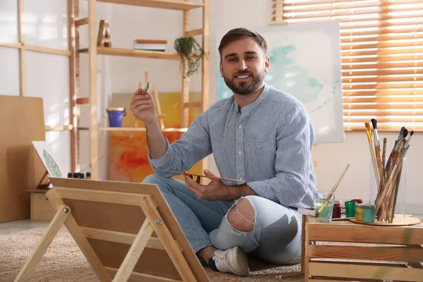 Joven Pintando Sobre Caballete Con Pincel Estudio Artista — Foto de Stock