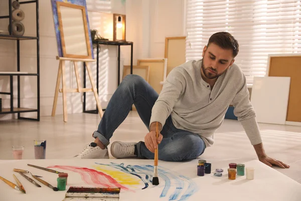 Joven Pintando Sobre Lienzo Con Pincel Estudio Artista — Foto de Stock