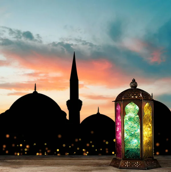 Dekorative Arabische Laterne Auf Holzoberfläche Und Silhouette Der Moschee Bei — Stockfoto