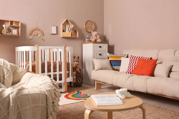 Babyzimmereinrichtung Mit Stilvollen Möbeln Und Bequemen Kinderbetten — Stockfoto