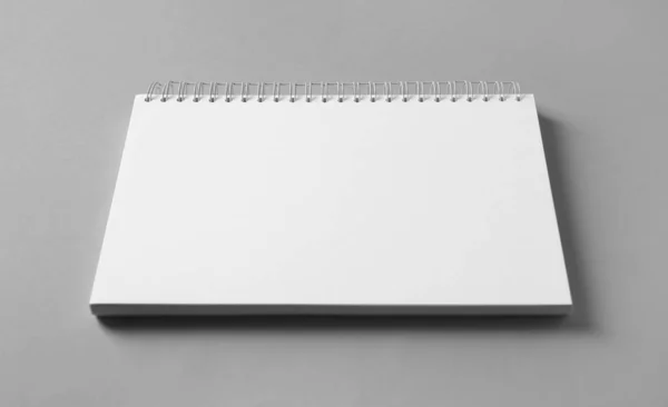 Cuaderno Blanco Sobre Fondo Gris Burla Para Diseño —  Fotos de Stock