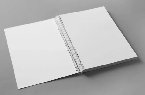 Abra Cuaderno Blanco Sobre Fondo Gris Burla Para Diseño — Foto de Stock