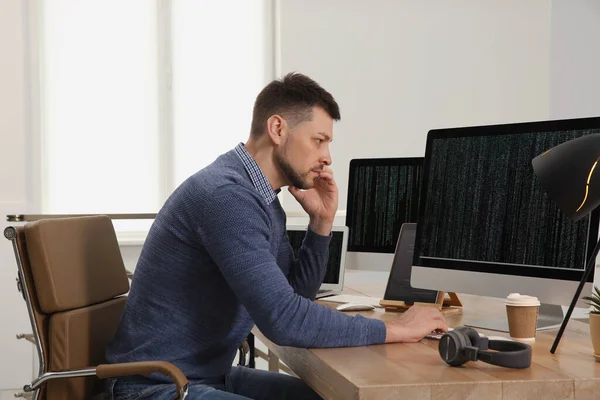 Programador Hablando Por Teléfono Mientras Trabaja Escritorio Oficina — Foto de Stock