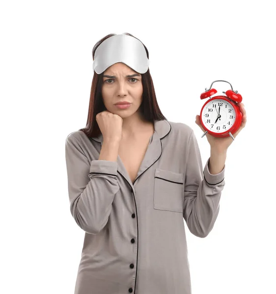 白い背景に目覚まし時計を持つ感情的なオーバーレット女性 後半の概念 — ストック写真