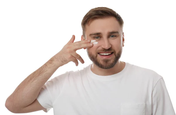 Gelukkig Jongeman Het Aanbrengen Van Gezichtscrème Witte Achtergrond — Stockfoto