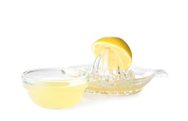 Beyaz arka planda taze sıkılmış limon suyu