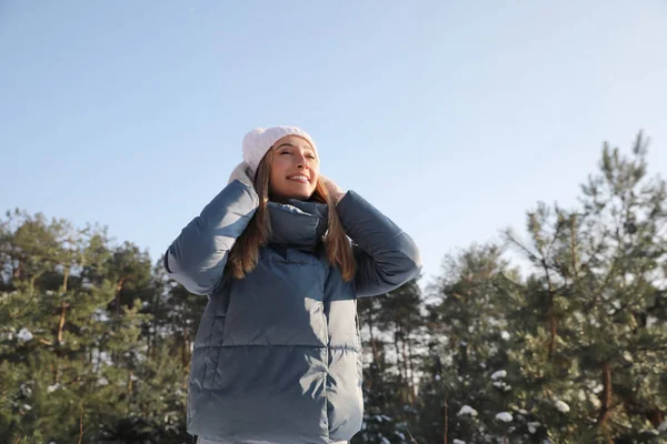 Kvinna Njuter Vinterdag Skogen Utrymme För Text — Stockfoto