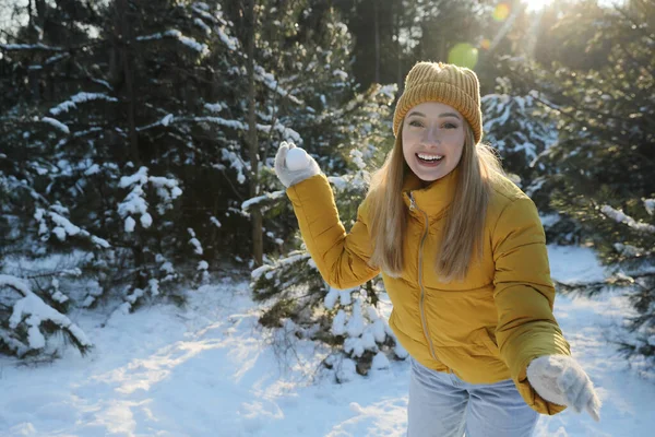 Γυναίκα Κρατώντας Χιονόμπαλα Εξωτερικούς Χώρους Χειμερινή Ημέρα Χώρος Για Κείμενο — Φωτογραφία Αρχείου