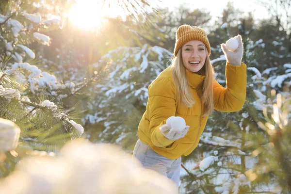 Mulher Segurando Bolas Neve Livre Dia Inverno — Fotografia de Stock