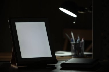 Modern tablet ve planlayıcı masa içinde. Metin için boşluk