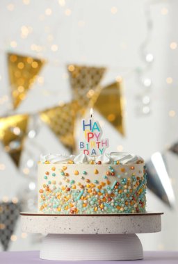 Güzel bir doğum günü pastası Menekşe masasında yanan bir mum