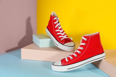 Renkli arka planda bir çift şık spor ayakkabı