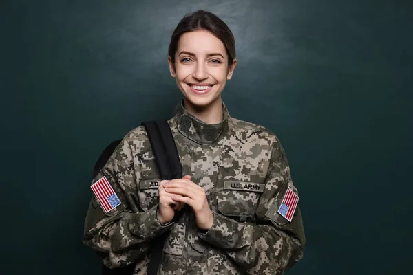 Γυναικείος Δόκιμος Σακίδιο Κοντά Μαυροπίνακα Στρατιωτική Εκπαίδευση — Φωτογραφία Αρχείου