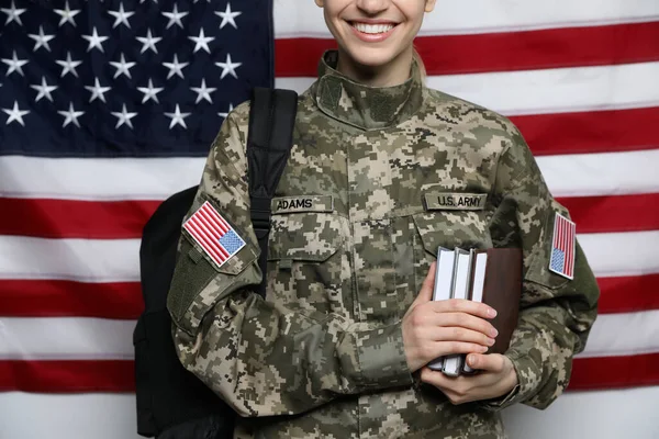 Kadetka Plecakiem Książkami Przeciwko Amerykańskiej Fladze Zbliżenie Edukacja Wojskowa — Zdjęcie stockowe
