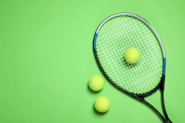 Tennis Racket Ballen Groene Achtergrond Plat Lay Ruimte Voor Tekst — Stockfoto