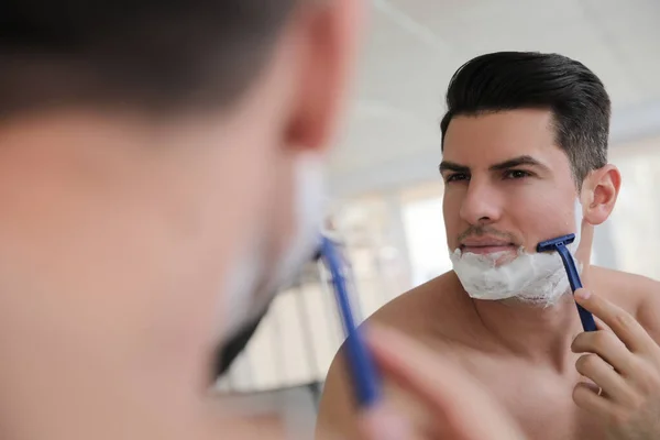 Banyoda Aynanın Yanında Tıraş Olan Yakışıklı Bir Adam — Stok fotoğraf