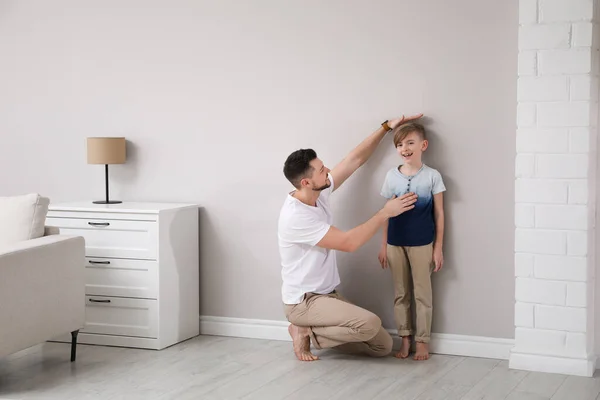 Padre Misura Altezza Suo Figlio Vicino Alla Parete Casa — Foto Stock