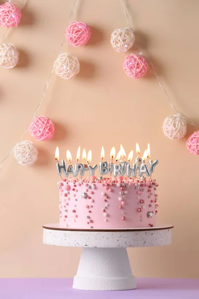 Tort Urodzinowy Palącymi Się Świecami Fioletowym Stole — Zdjęcie stockowe