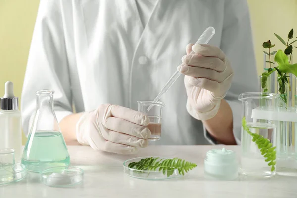 Cientista Fazendo Produto Cosmético Mesa Branca Laboratório Close — Fotografia de Stock