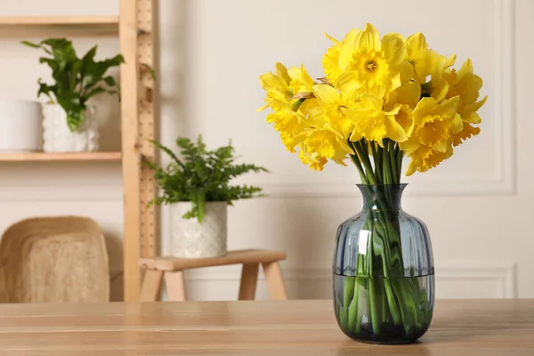 Schöne Narzissen Vase Auf Holztisch Drinnen Platz Für Text — Stockfoto
